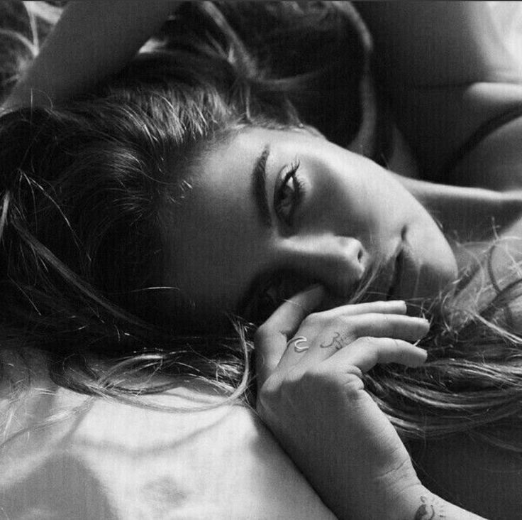 A veces es difícil quitarle el frío
a una piel que duerme sola,
a un cuerpo que ansía caricias,
a una cama que hace del insomnio
su única compañía.
Y aun así, en la noche,
el deseo arde lo suficiente
para no sentirme del todo sola.