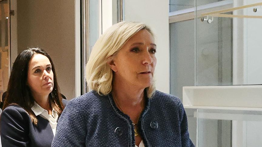 🚨⚖️ Jour 9 – L’audition de Catherine Griset

Catherine Griset a été la secrétaire historique de Marine Le Pen, puis sa directrice de cabinet. Elle est poursuivie pour le recel du détournement de 298 498 euros d'argent public.

Lors de l’élection de Marine Le Pen au Parlement