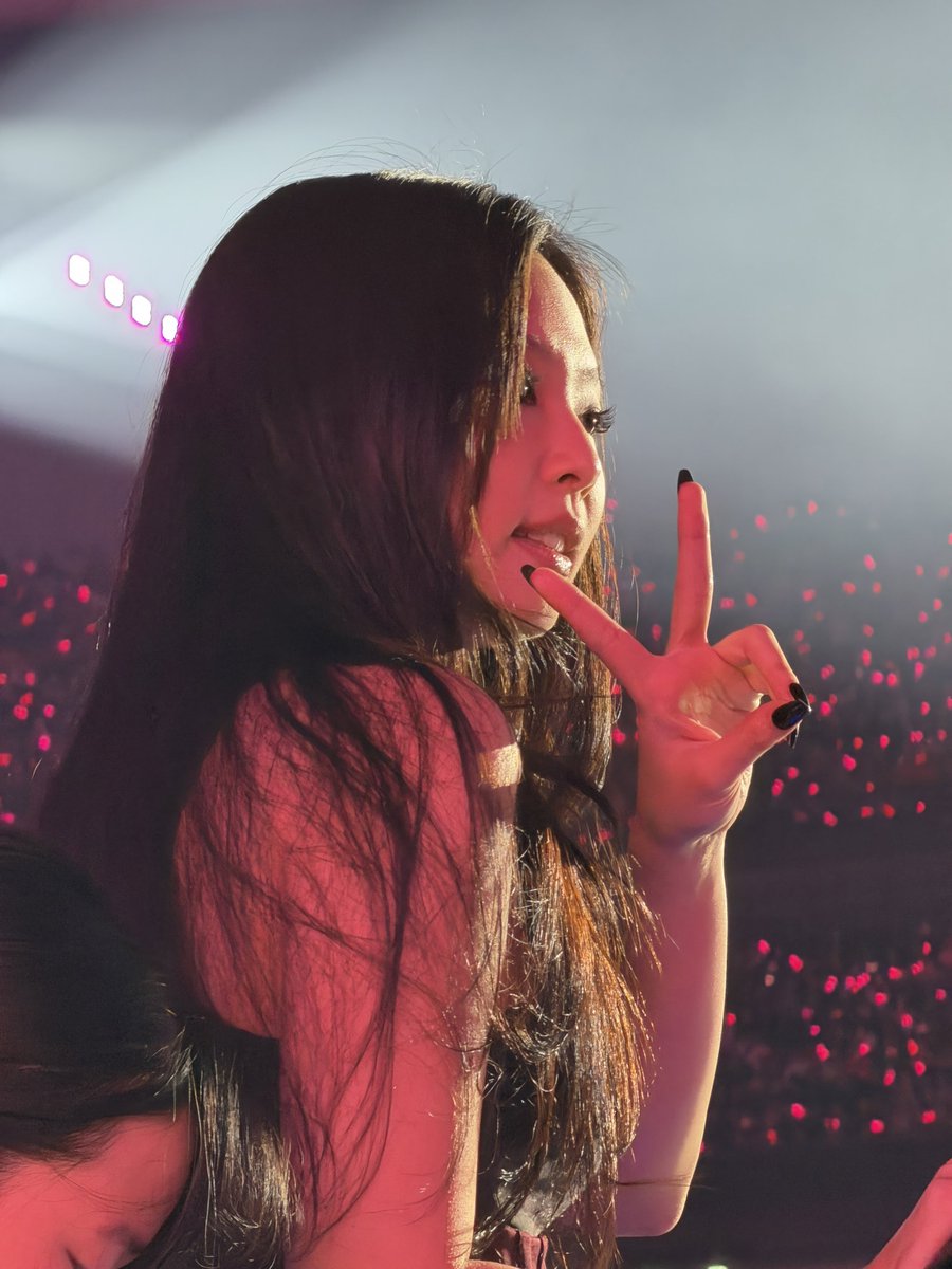 jennie kim in 4k tweet media