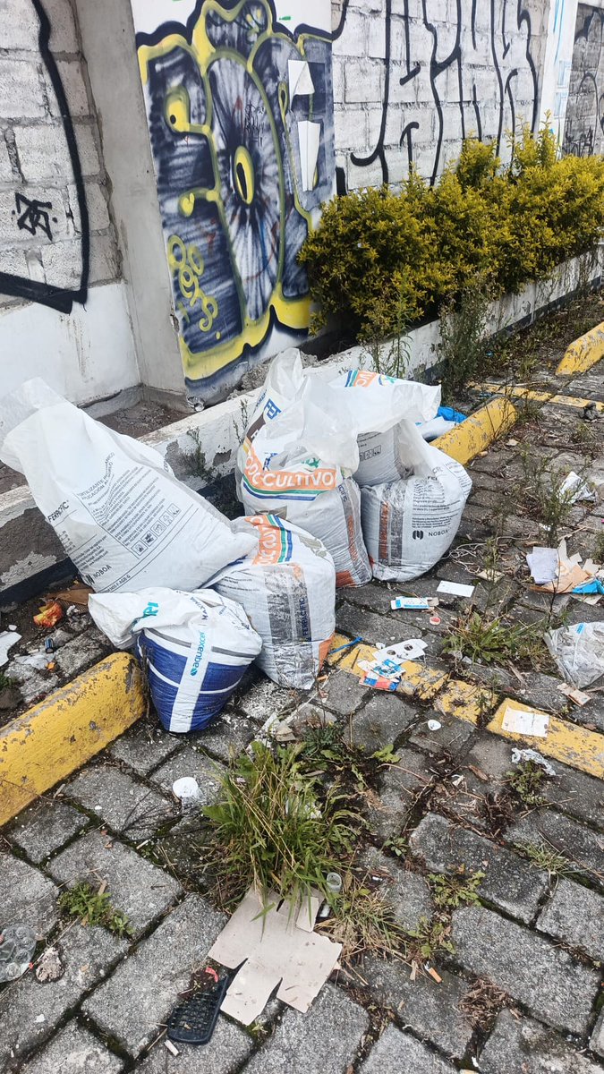 EmAseoQuito's tweet photo. Hola @EstebanOrtizMD, nuestro equipo operativo acudió al lugar en el día y horario correspondiente.

Al llegar, se identificó que se trataba de escombros, material de construcción y otros desechos que no pueden ser recolectados por el camión de basura domiciliaria.

Por eso, hacemos un llamado a la ciudadanía a disponer correctamente este tipo de residuos y utilizar los servicios adecuados.

En esta ocasión, y como apoyo excepcional, el material fue retirado; sin embargo, esta no es la forma correcta de gestionar estos desechos, ya que dificulta el trabajo operativo y afecta la limpieza de la ciudad.

#JuntosLimpiamosQuito