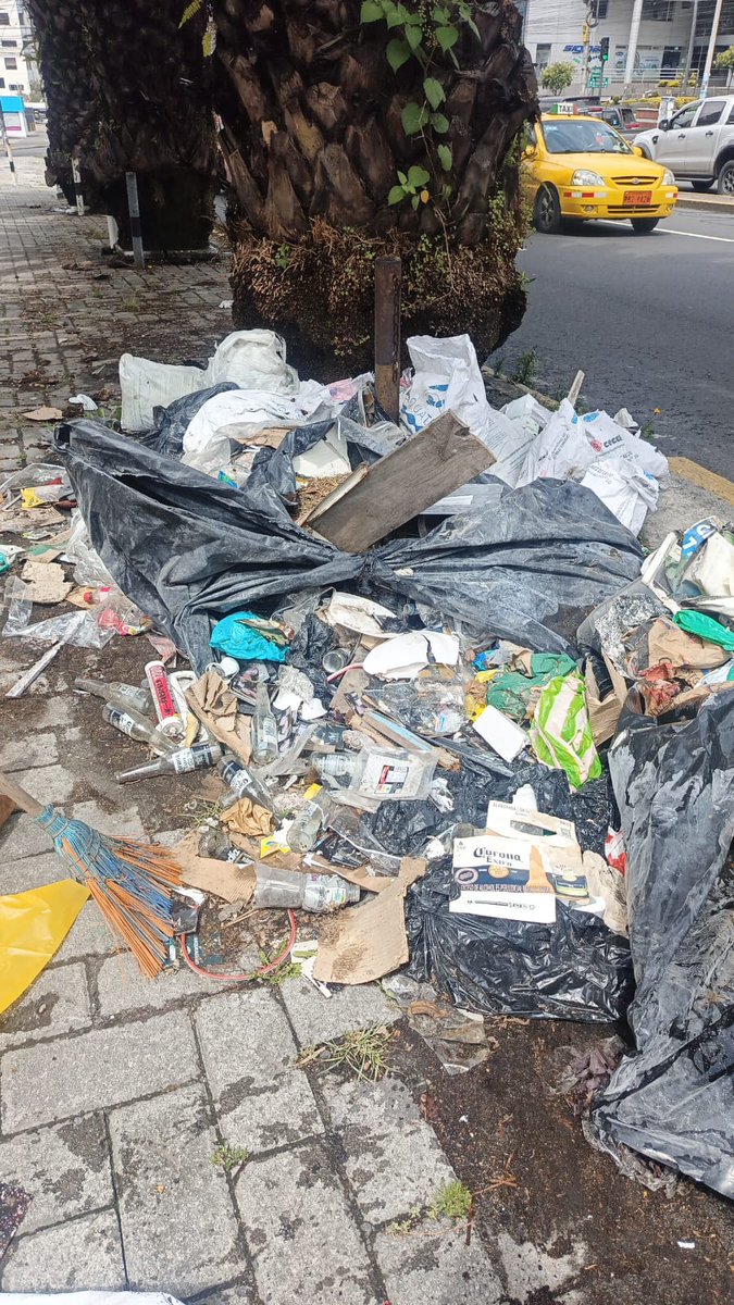 EmAseoQuito's tweet photo. Hola @EstebanOrtizMD, nuestro equipo operativo acudió al lugar en el día y horario correspondiente.

Al llegar, se identificó que se trataba de escombros, material de construcción y otros desechos que no pueden ser recolectados por el camión de basura domiciliaria.

Por eso, hacemos un llamado a la ciudadanía a disponer correctamente este tipo de residuos y utilizar los servicios adecuados.

En esta ocasión, y como apoyo excepcional, el material fue retirado; sin embargo, esta no es la forma correcta de gestionar estos desechos, ya que dificulta el trabajo operativo y afecta la limpieza de la ciudad.

#JuntosLimpiamosQuito