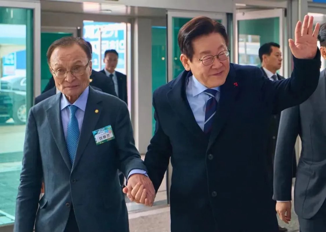 eun12125722's tweet image. 갈때 표정봐라..뭔가 알고 가는거지?ㅋ
70넘은 거동도 불편한 노인 굳이 뭐한다고
베트남에 보내겠어??

부정선거 미국이 파니까 
살아있는 증거 보내버린거 아니냐?ㅋㅋㅋ
살아서 죄값을 치르고 가야하는데…