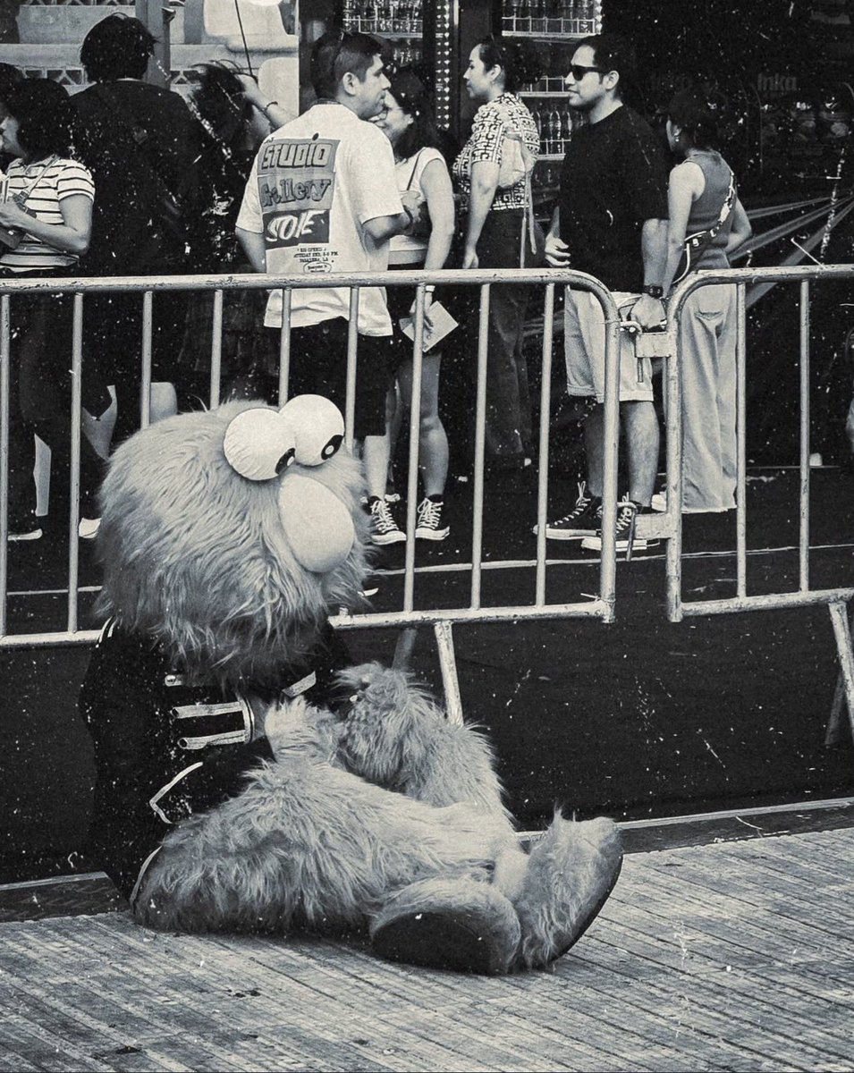 gorebugs's tweet image. this fucking photo of elmo solemnly sitting at mcr