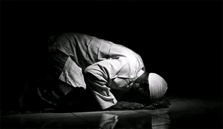 SALLAR DARE...!!!♥️

Idan ka shiga qunci, kar ka yi ƙoƙarin bayyana damuwarka ga duniya kai tsaye, amma ka baje wa Allah a cikin sallah. Sallah ita ce hanya mafi ƙarfi ta kusantar da kai ga Ubangiji, inda za ka iya zuba zuciyarka gaba ɗaya a gabansa cikin tawali'u da biyayya. A