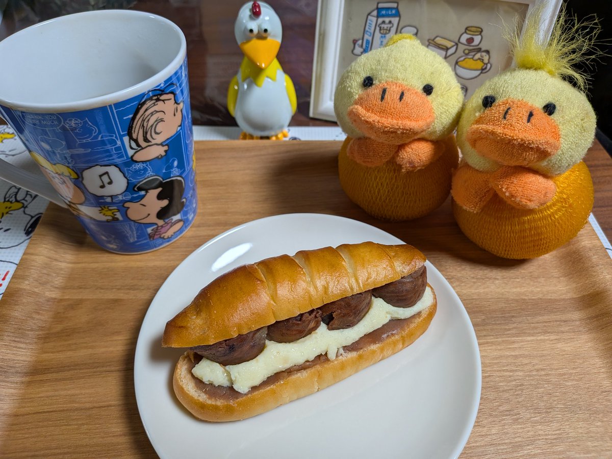 denkaky's tweet photo. マロンミルク
ふわふわのパン生地にマロンペーストとミルククリーム
栗がかわいく並んでます
バターとはまた違ったミルククリームの優しい甘さ😋
#THEBREAD https://t.co/qGDf6cJpVv
