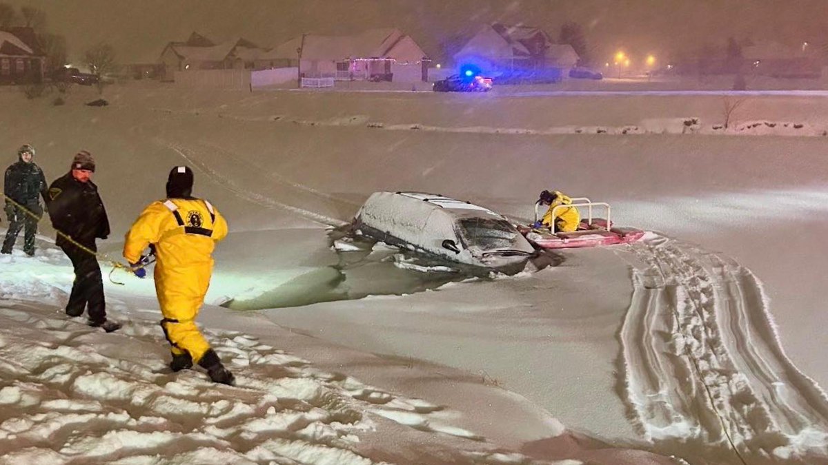 TONIGHT AT 6
• <a href="/SeanAshWX/">Sean Ash</a> Frigid temperatures will stick around
• <a href="/EllaRhoadestv/">Ella Rhoades</a> Clearing snow from Indy roads
• <a href="/matthewfultztv/">Matthew Fultz</a> Ransburg YMCA to close
• <a href="/JennieWTHR/">Jennie Runevitch</a> Greensburg car into pond rescue
wthr.com/watch
<a href="/WTHRcom/">WTHR.com</a>