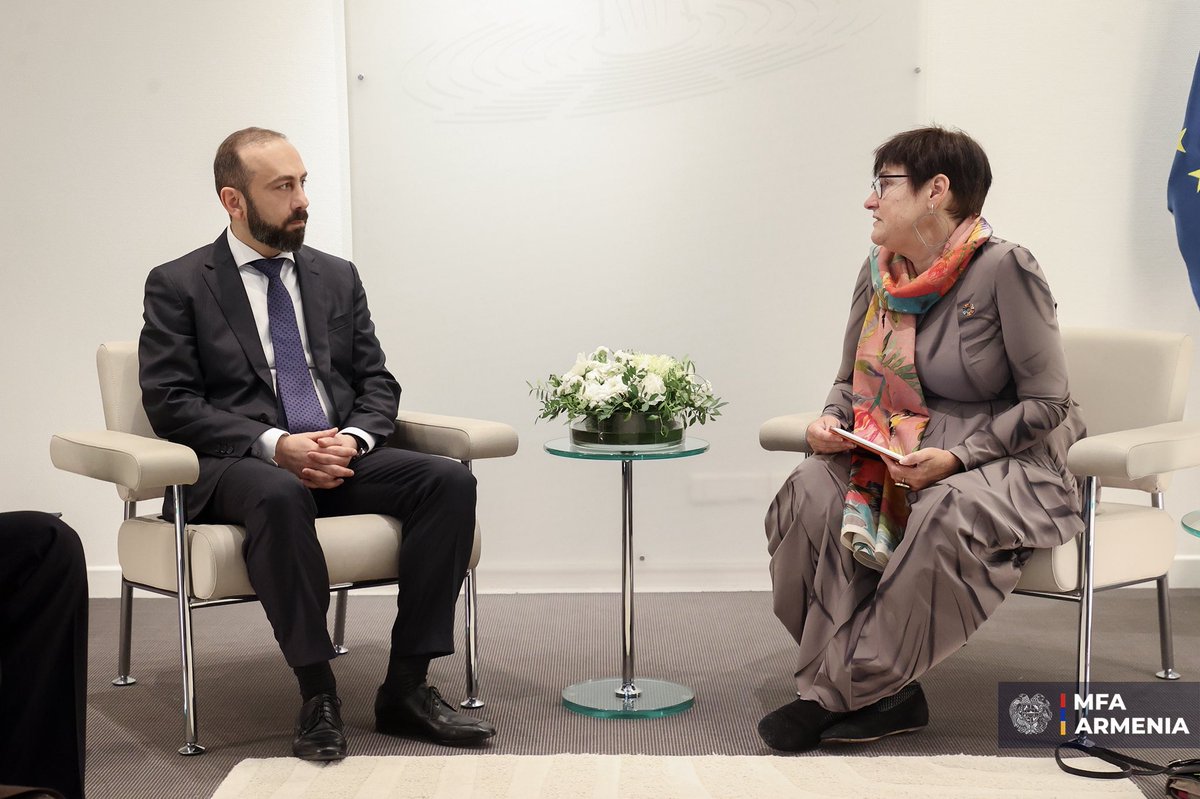 AraratMirzoyan's tweet image. Very useful conversation w/newly-elected #PACE President @BayrPetra.

Reaffirmed 🇦🇲’s dedication to advancing democratic institutions, human rights, rule of law. Addressed current hybrid threats.

Discussed ongoing efforts towards enhancing #peace, incl humanitarian issues.