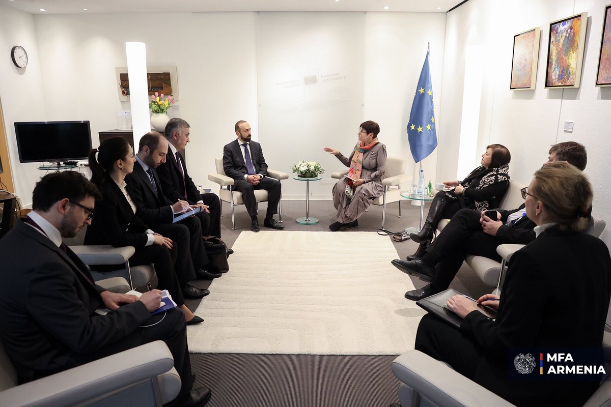 AraratMirzoyan's tweet image. Very useful conversation w/newly-elected #PACE President @BayrPetra.

Reaffirmed 🇦🇲’s dedication to advancing democratic institutions, human rights, rule of law. Addressed current hybrid threats.

Discussed ongoing efforts towards enhancing #peace, incl humanitarian issues.