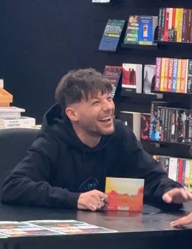 t91loupics's tweet photo. happy louis today! 💌 https://t.co/M7PKYxMDJD