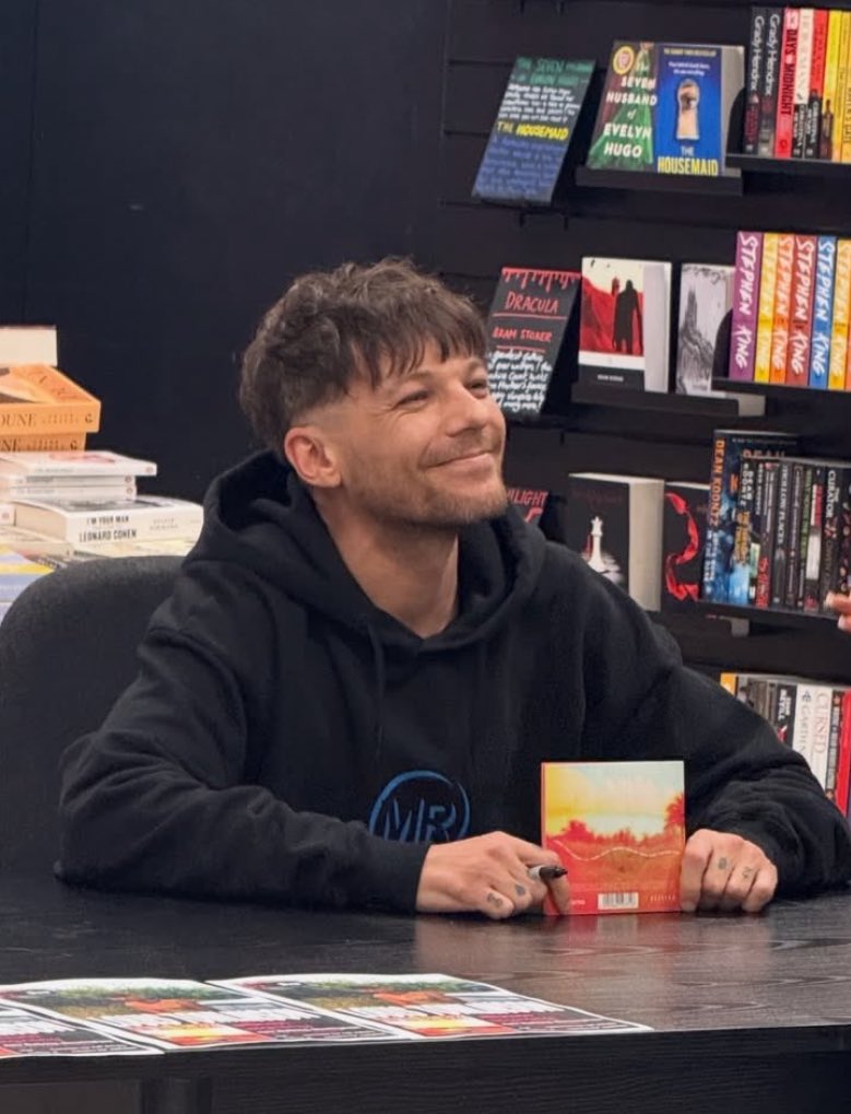 t91loupics's tweet photo. happy louis today! 💌 https://t.co/M7PKYxMDJD