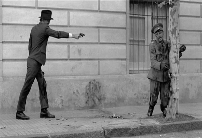 el 27/1/1923, en la calle Fitz Roy 2461 de Palmermo, Bs As, cae baleado el teniente coronel Héctor B. Varela, el fusilador de los obreros patagónicos.
el anarquista alemán Kurt Gustav Wilckens es su ejecutor. 
Fotograma de la película "La Patagonia rebelde"