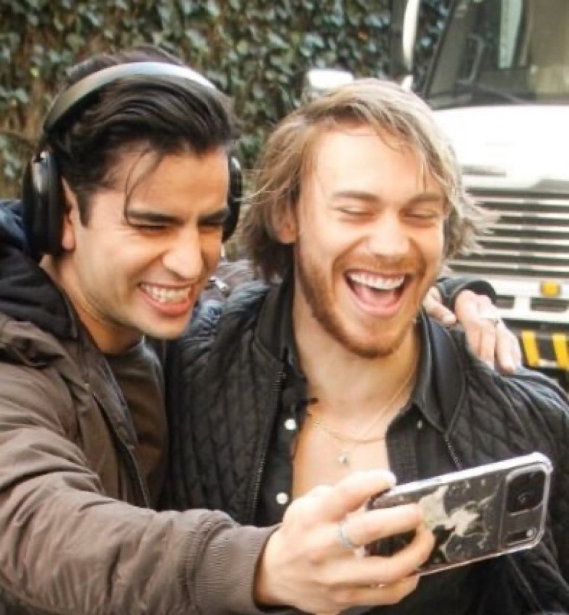 Cada interacción, cada comentario u opinión positiva, cada muestra de apoyo,  cada demostración de cariño, cada llamada de 30 min, cada sonrisa que ellos nos den cuando le pregunten o le hablan del otro. ES Y SERA UN CSM ustedes radicales y se lo graban 🫵🏼😌