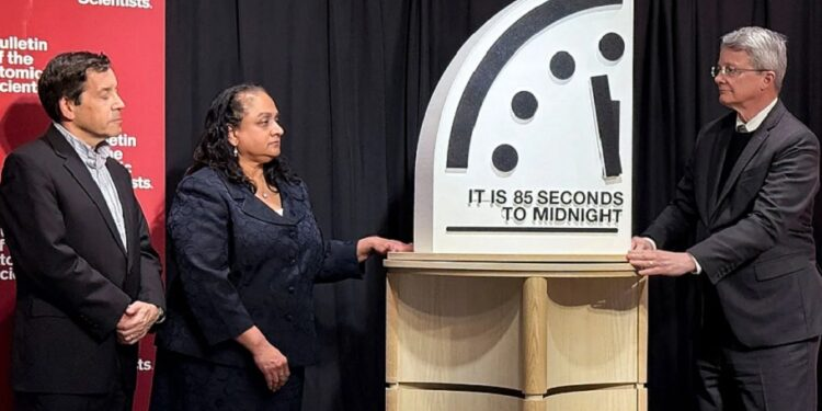 ReporteYa's tweet photo. #27Ene #Mundo #Ciencia #RelojDelJuicioFinal
El Reloj del Juicio Final se ubicó en 85 segundos antes de la medianoche, el punto más cercano al fin del mundo en su historia, por riesgos nucleares, crisis climática y tensiones geopolíticas, alertaron científicos. - @monitoreamos https://t.co/w3Wcl72dnU