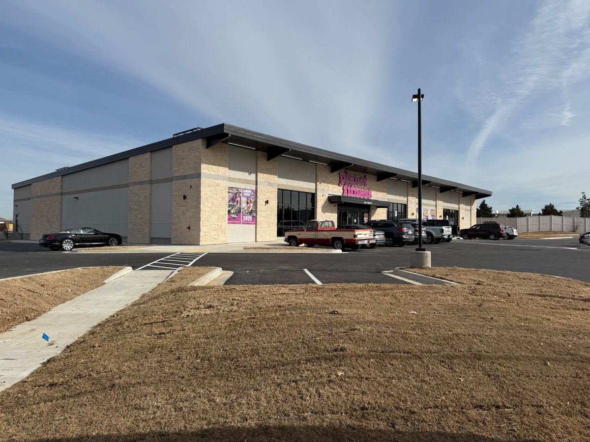 PaineAssociates's tweet photo. We are pleased to announce the @planetfitness Owasso location is NOW OPEN! Thank you to Nick Young, GSHelms, @pb2ae , @WallaceDesign_ @Reco_ent , American Bank, and @cityofowasso in bringing this project to fruition!
#nowopen #owasso #fitness #planetfitness #development https://t.co/tL5ScDI1Ra