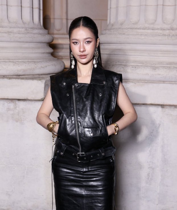 WWDThailand's tweet photo. มิ้ลค์ พรรษา เข้าร่วมชมแฟชั่นโชว์ Saint Laurent Menswear Fall/Winter 2026–2027 ใน Paris Fashion Week ณ กรุงปารีส ประเทศฝรั่งเศส

#WWDThailand #มิ้ลค์พรรษา #panlyyy 
#YSL #SaintLaurent #YvesSaintLaurent https://t.co/4lf6m7Pmik