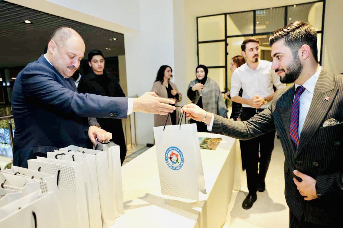 Ne liderler geçti bu şehirden...
Kimi hırsızlıkla, kimi yalanla iz bıraktı.
Ama sen?
Adaletinle, dürüstlüğünle
gönüllerde yer ettin.
Bu şehrin her köşesinde
senin izlerin var, lider!
#MEHMETKASIMGÜLPINAR