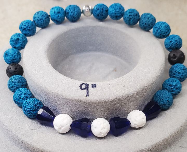 kellynannem's tweet photo. Art of the Day! "L" Stretch Bracelet Teal/Blue bicon". Buy at: https://t.co/b2z5hoRx41 https://t.co/qEEAadSb7m