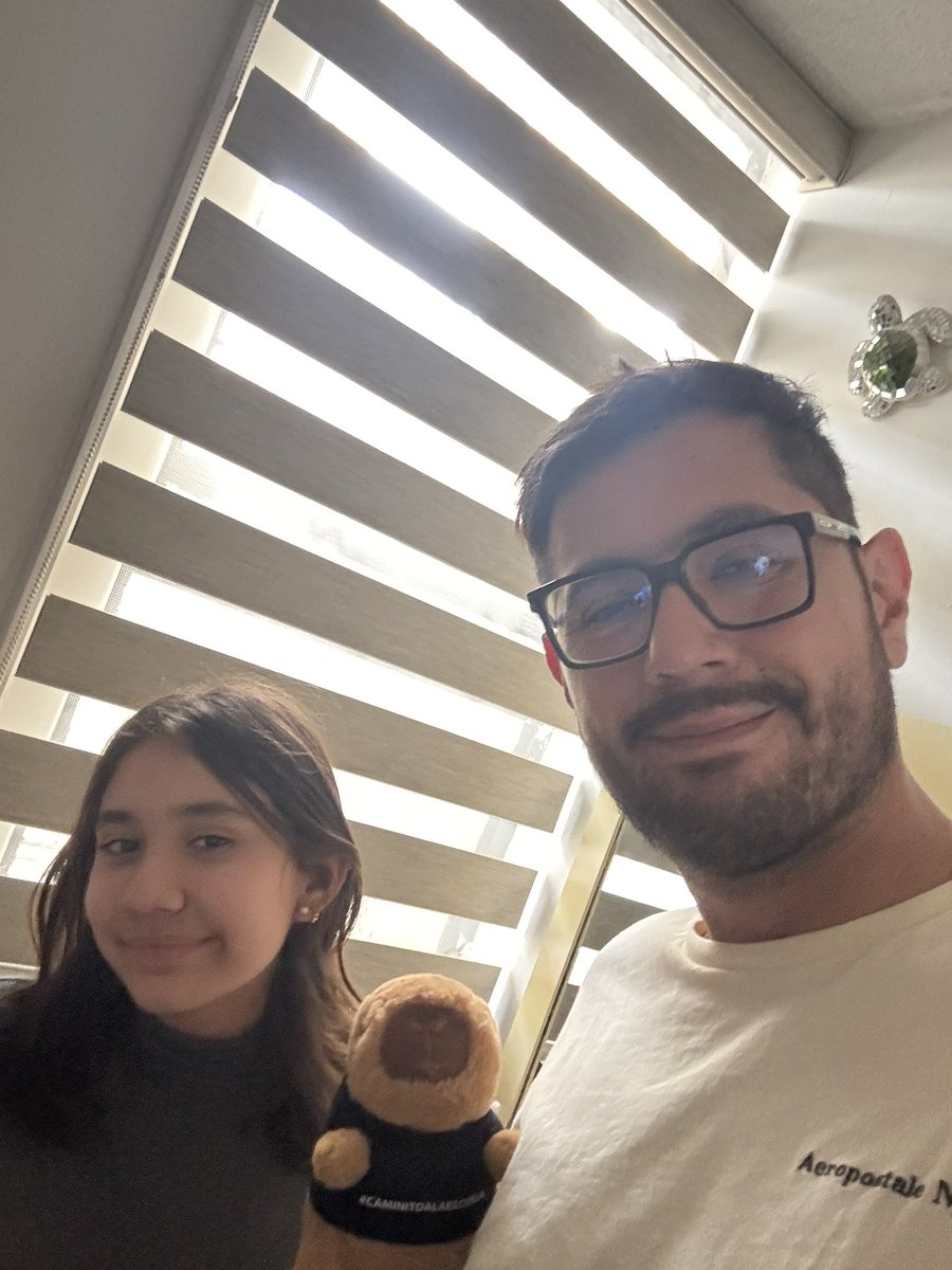 AMadiedo's tweet photo. @aesquinca #CaminitoAlaEscuela Muchas gracias por nuestro Capibara Mágico de la Suerte Toño 🫶🏼. Te deseamos un excelente 2026! 🙌🏼👋 https://t.co/ZDQdGxYPOG