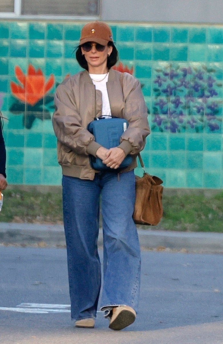bullocksource's tweet image. 🚨 Sandra Bullock spotted yesterday in Los Angeles.