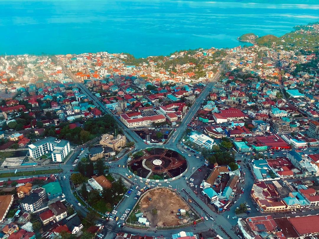 Les lâches t’ont trahie, abandonnée. Les vandales t’ont envahie, ensanglantée. Pourtant tu n’es pas tombée. Jamais tu ne tomberas !

Le jour vient où nous nous retrouverons au pied du majestueux Nyiragongo, pour prêter à l’unisson, le serment de la liberté, au rythme du n’Goma.