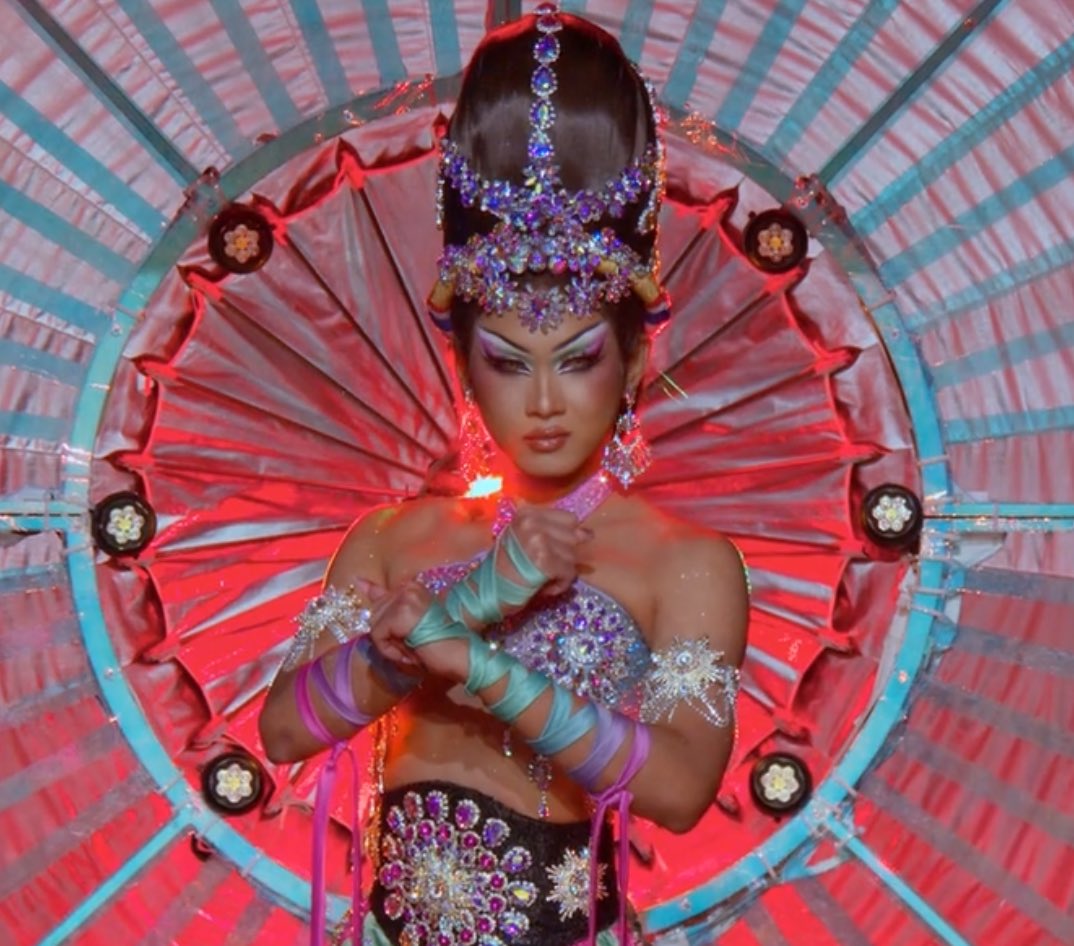 KINA2_2's tweet image. Barely 5 mins into the season and i’m already obsessed with Gawdland
#DragRaceUK