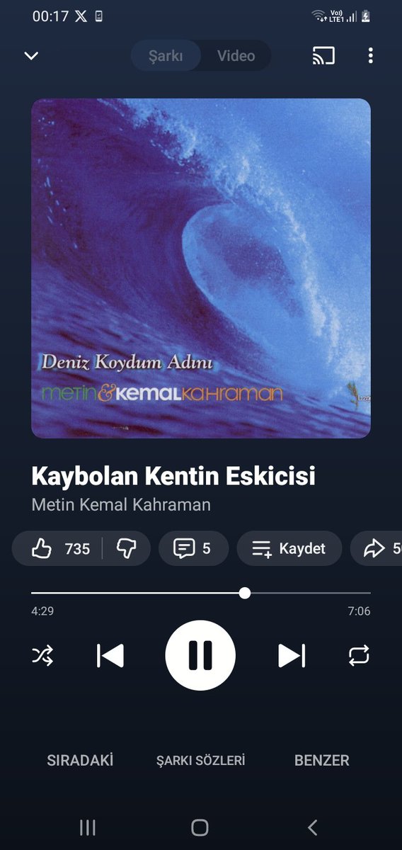 Yalnız değilsin eskici 
Bir sabah güneş doğar 
Sevgiden tuglalarla
Yeniden kurarız bu kenti...