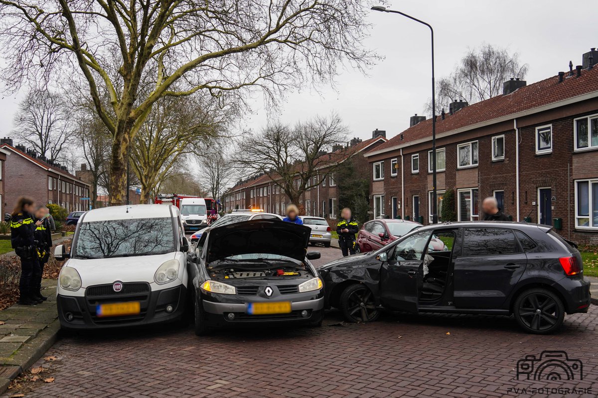 Botsing tussen meerdere auto's op Hofveld, Apeldoorn