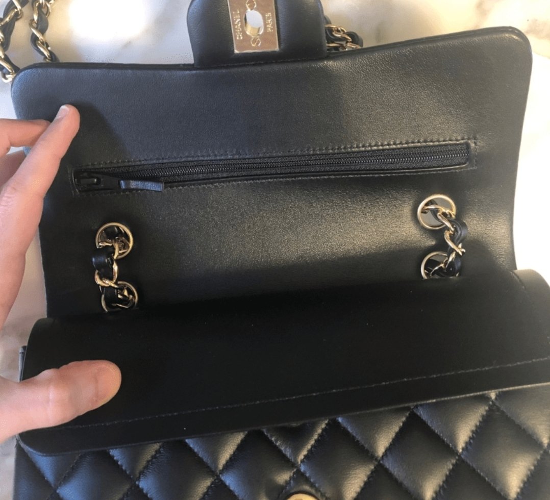 Esto es un take adorable y un guiño a Coco Chanel. Los bolsos clásicos de Chanel tienen una corredera en la tapa que no tiene espacio para mucho, pero está diseñado para guardar cartas de amor