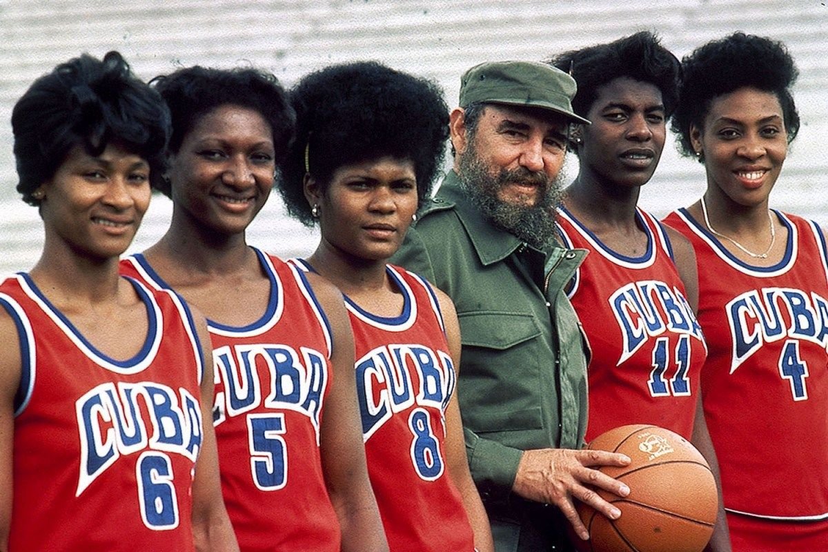ultras_antifaa's tweet image. 🇨🇺 Fidel Castro poses with the Cuban women’s 1984 basketball team in Havana.