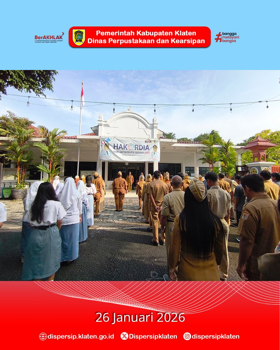 Apel Senin Pagi Dispersip Kabupaten Klaten, Senin (26/1/2026), dipimpin Kabid Perpustakaan Sri Purwaningsih, S.Sos., M.M. Menekankan ketertiban seragam, kebersihan lingkungan dinas, serta keamanan lalu lintas keluar masuk kendaraan di gerbang kantor.