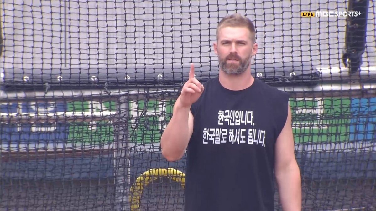 데이비슨 형 일본에서 잠깐 뛰었더고 토다한테 일본어로 말 걸엇대 하 ㅠ
데이비슨형 영어뿐난아니라 일본어도하고 한국어도 하고 ㅋㅋ