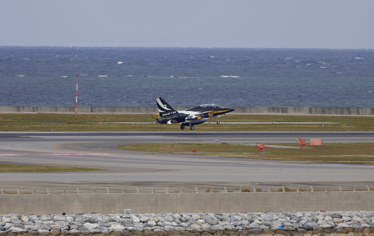 Tuuli650's tweet photo. 韓国空軍のブラックイーグルス
那覇基地に到着 https://t.co/c18y1dHGAK