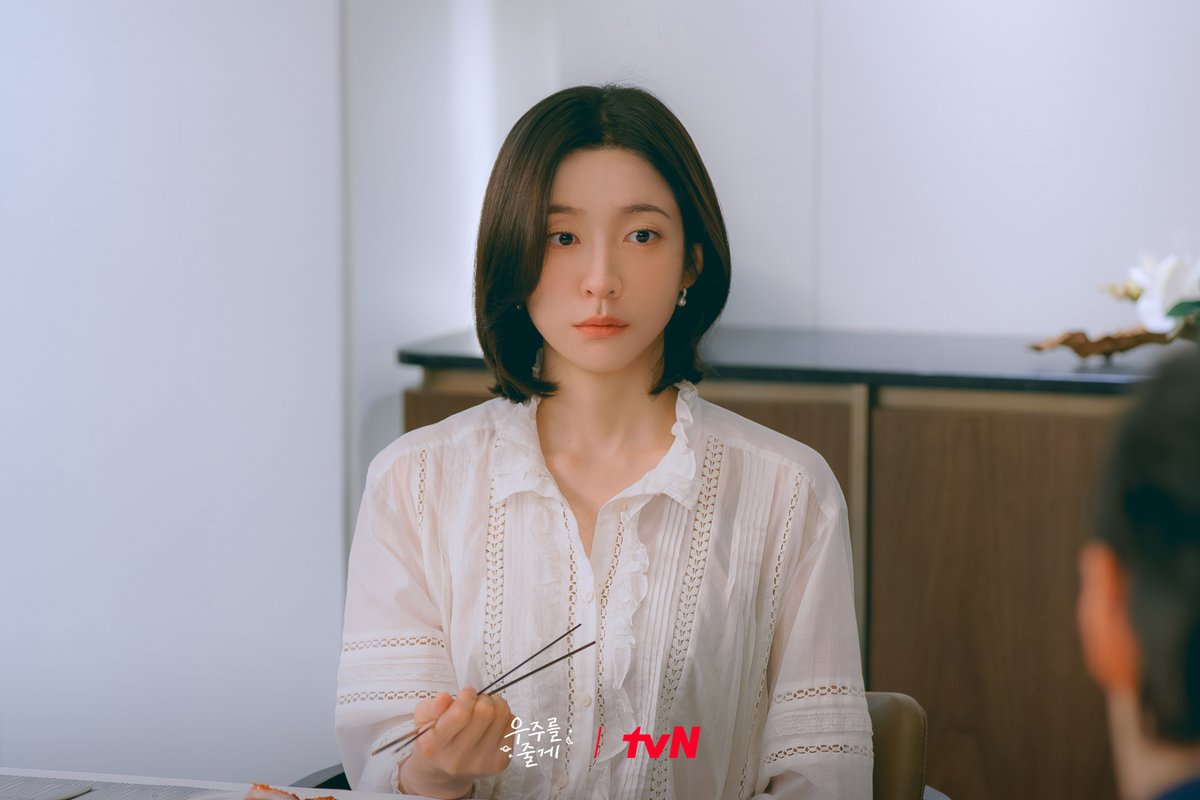 선태형, 우현진, 선우진, 우현주의
심상치 않은(?) 상견례 현장 포착📸

사돈 남녀 공동 육아 프로젝트 <우주를 줄게>
2/4 [수] 밤 10:40 첫 방송 | tvN

#tvN #우주를줄게 #OurUniverse
#배인혁 #노정의 #박서함 #하준 #박지현
#즐거움엔20tvN #스트리밍은TVING