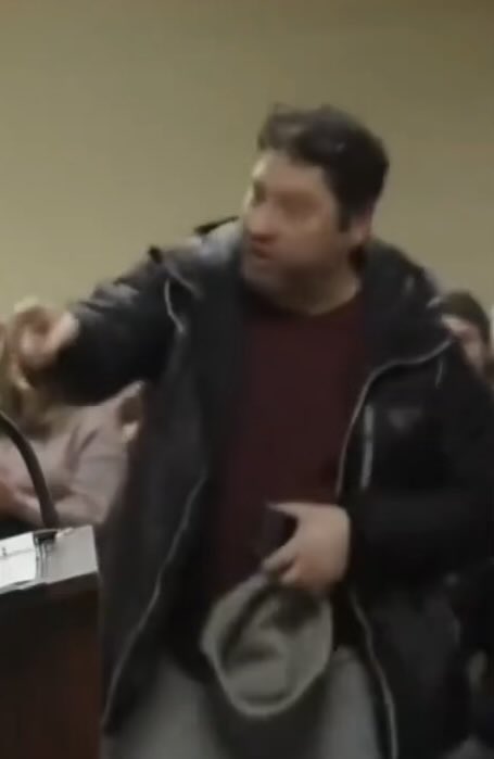 turkeyloin's tweet image. It was staged. Everything with her is a fraud. Republicans don’t look like this. She also ran toward him. Forgot to rehearse that part.