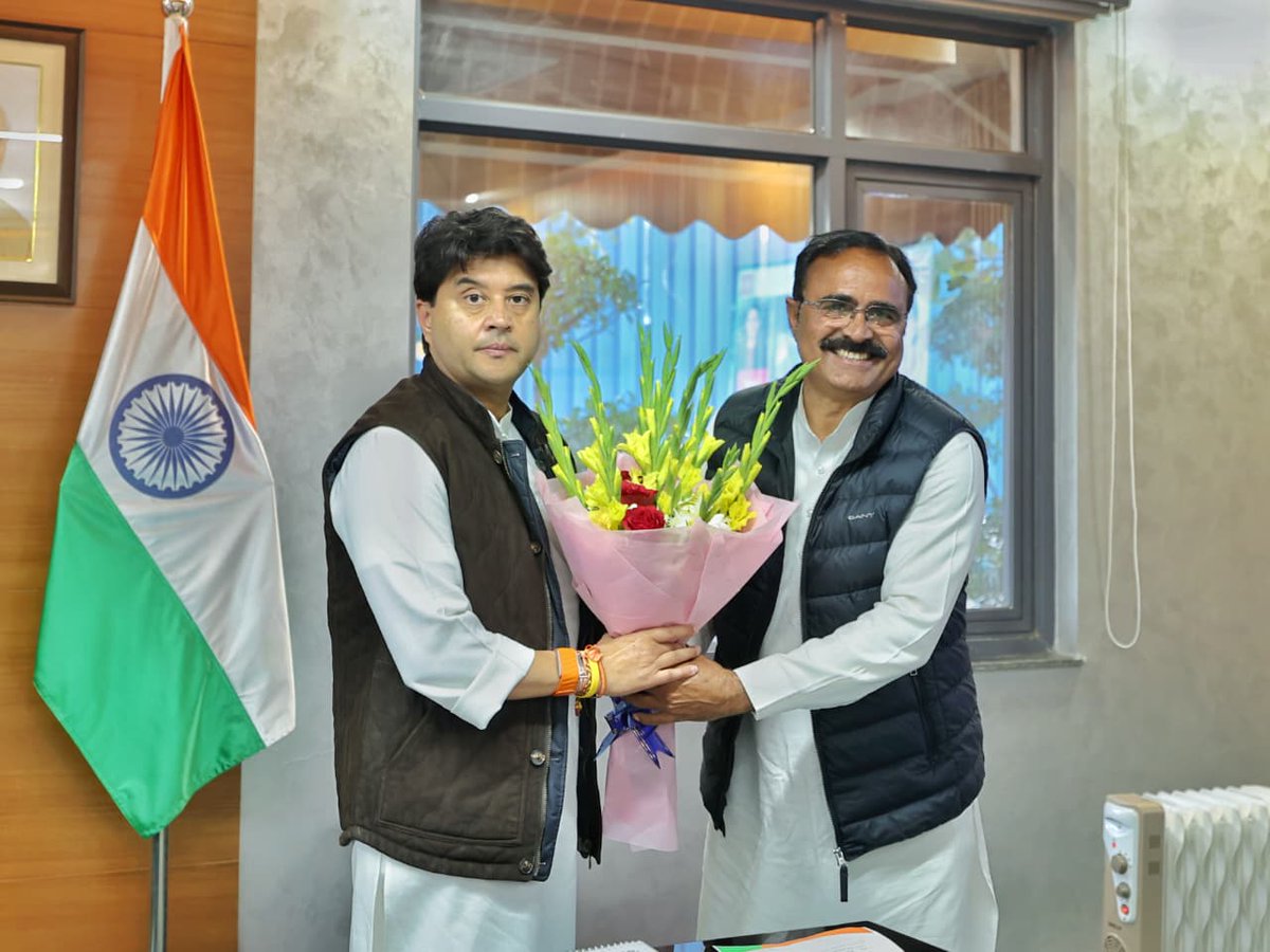 केंद्रीय मंत्री श्री <a href="/JM_Scindia/">Jyotiraditya M. Scindia</a> जी से मुंगावली विधायक श्री <a href="/Raobrijendra1/">Brajendra Singh Yadav</a> जी ने नई दिल्ली स्थित पूर्वोत्तर क्षेत्र विकास मंत्रालय में सौजन्य भेंट की।

इस दौरान विकास कार्यों एवं जनहित से जुड़े मुद्दों पर विस्तृत चर्चा हुई।