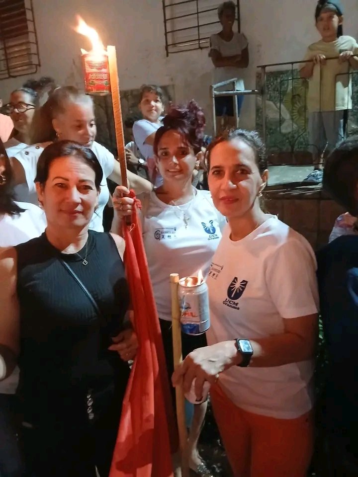 Con esta antorcha, se iluminó la espera de tu luz infinita.
Honrando al Maestro en la víspera de su natalicio.
@BrocheMade8904
<a href="/MadeMR73/">Madelin Rodríguez Martínez</a>
<a href="/granma_ucm/">UCM Granma</a>
<a href="/FCM_Manzanillo/">Facultad de Ciencias Médicas Sánchez Manduley</a>
<a href="/DeFcmm91005/">Decana de la FCMM</a>
<a href="/DeFcmm94497/">Yusdeilis Ramírez</a>
#FCMMTransformaYCrece