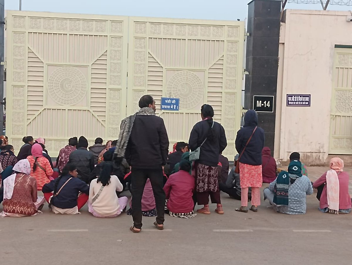 <a href="/AmitJogi/">𝐀𝐦𝐢𝐭 𝐀𝐣𝐢𝐭 𝐉𝐨𝐠𝐢</a> 🇮🇳न्याय की मूरत बैठी है, पर सुनता कौन पुकार,
जब आदेशों पर चले ज़ोर, टूटे गरीब का आधार।🥺
#CGDEd_को_नियुक्ति_दो #डी_एड_की_गुहार_2300_पदों_पर_नियुक्ति📖काग़ज़ पर है अधिकार हमारा, सच में कहाँ सम्मान?
न्यायपालिका की गरिमा से ही चलता हिंदुस्तान।🇮🇳
#CGDEd_को_नियुक्ति_दो