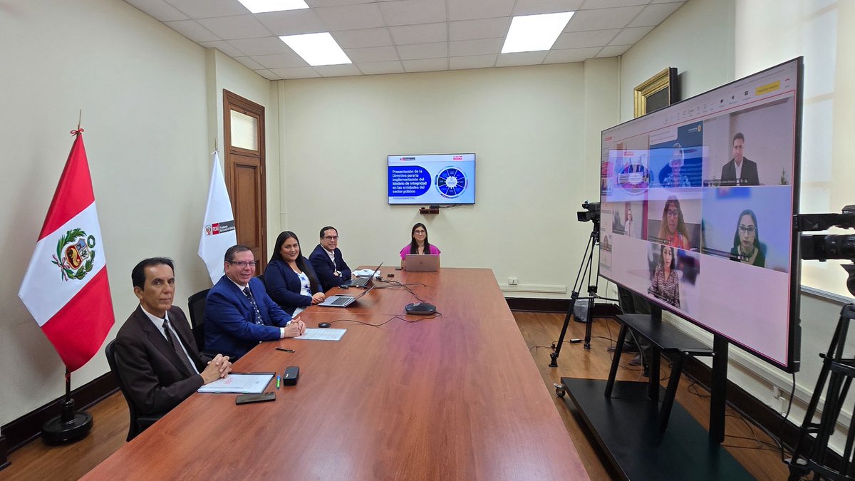 #PCMInforma | ¡Integridad en acción! 🤝🏻

✅ La PCM, a través de la Secretaría de Integridad Pública, presentó la Directiva 001-2026-PCM/SIP para implementar el Modelo de Integridad en las entidades públicas.

La sesión virtual reunió a más de 1 500 servidores públicos, Oficiales