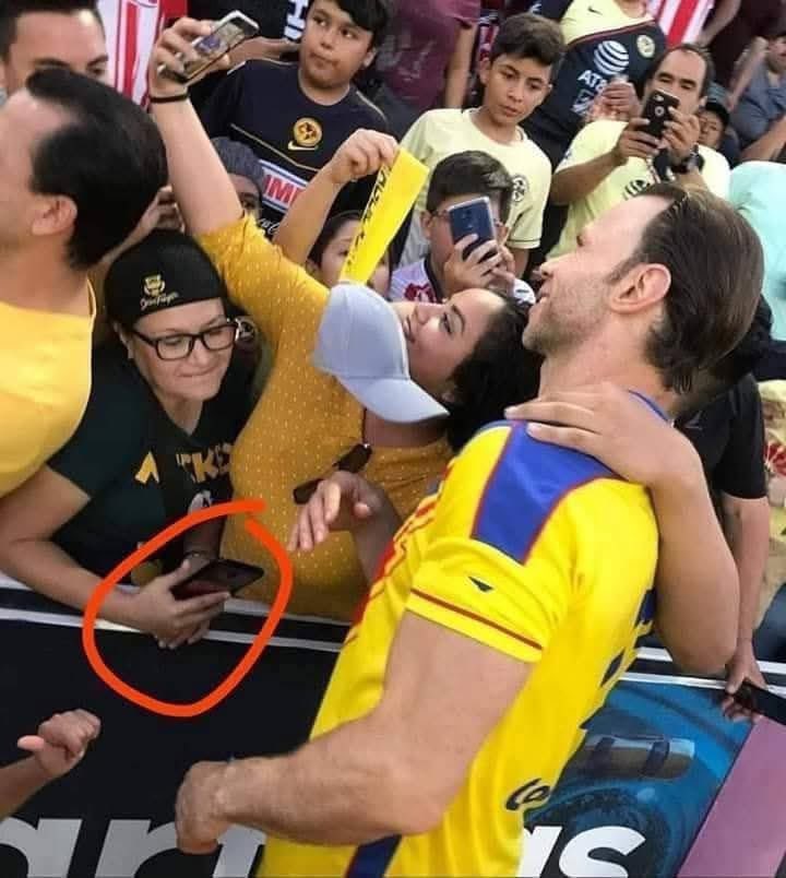 MartinoliCuri's tweet image. Que le anda viendo la doñita a Zague JAJAJA 😳