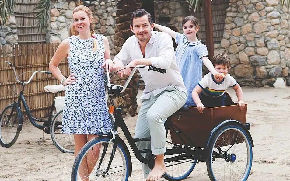 Behold Giles Coren on holiday with his family in Oman. In Oman homosexuality &amp; transexuality are illegal, marital rape &amp; domestic abuse are legal &amp; an estimated 33000 people, mainly migrants, are trapped in legalised modern slavery. But hypocrisy's decriminalised so Giles was OK.