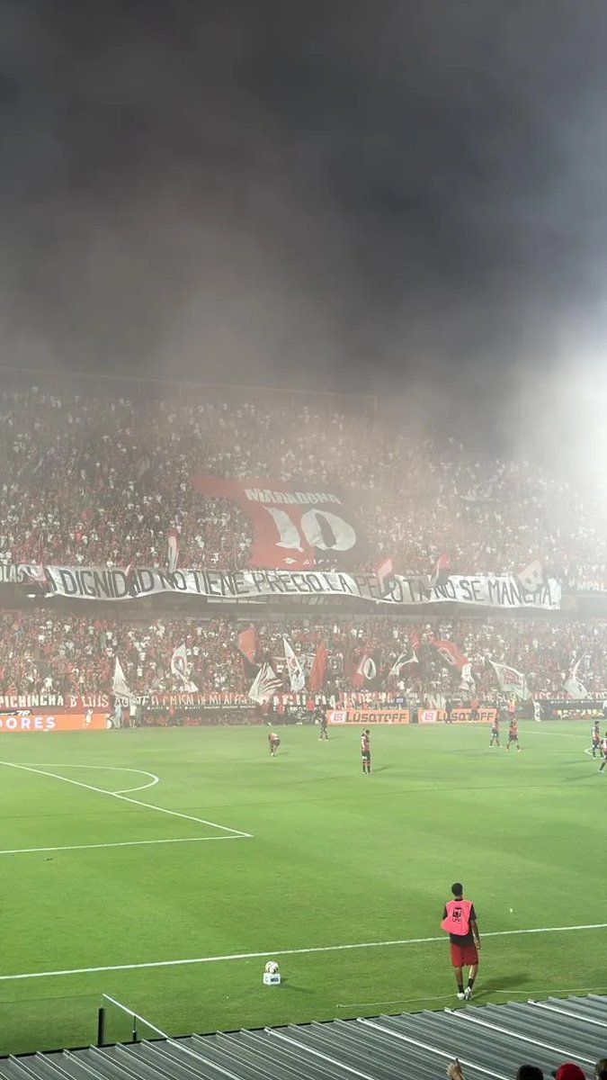 "LA DIGNIDAD NO TIENE PRECIO. LA PELOTA NO SE MANCHA" 🔥🔴⚫

La picante bandera de Newell's en el Coloso tras el polémico título para Rosario Central como campeón de la Liga Profesional 2025.