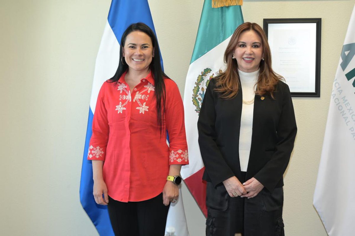 AlejandraDMV's tweet photo. Recibimos en la #AMEXCID a la Embajadora de El Salvador en México, Rosa Delmy Cañas Orellana, con quien reafirmamos el carácter estratégico de nuestra relación bilateral y el trabajo conjunto para impulsar Sembrando Vida, Juntos por el Bienestar y Escuelas México.

Son proyectos que fortalecen el campo, amplían oportunidades laborales y apuestan por la educación y el desarrollo humano. México y El Salvador seguimos construyendo soluciones con impacto social y territorial de largo plazo. 🌱📚💼