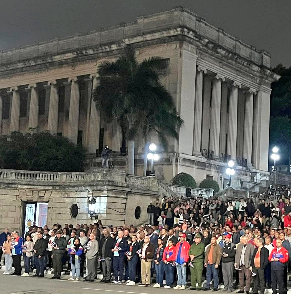El Presidente de la <a href="/AsambleaCuba/">Asamblea Nacional Cuba</a>🇨🇺, Esteban Lazo,  participó en la histórica Marcha de las Antorchas, junto a <a href="/DiazCanelB/">Miguel Díaz-Canel Bermúdez</a> y a otras autoridades cubanas; desde la escalinata de la Universidad de La Habana, donde jóvenes cubanos rindieron homenaje a José Martí y a Fidel