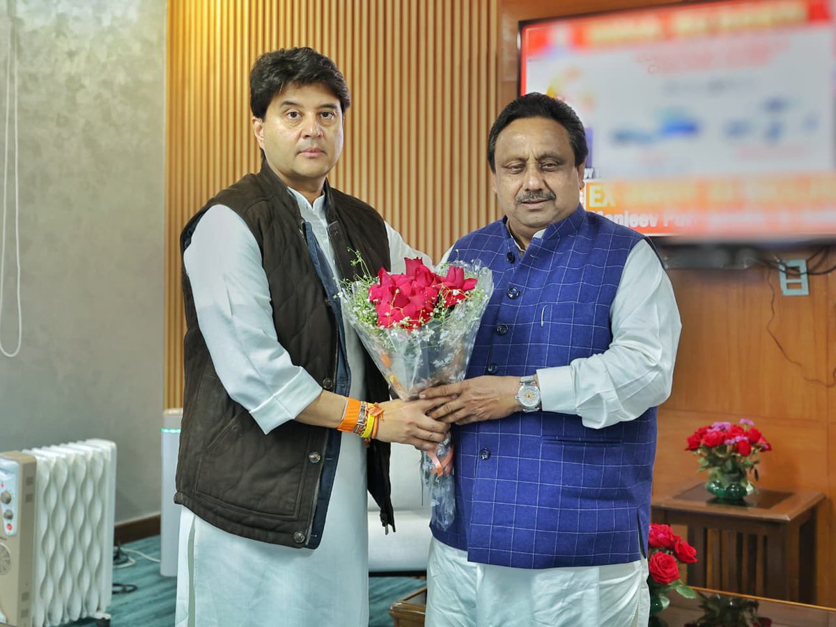 आज केंद्रीय मंत्री श्री <a href="/JM_Scindia/">Jyotiraditya M. Scindia</a> से दिल्ली की चांदनी चौक लोकसभा क्षेत्र से सांसद श्री <a href="/PKhandelwal_MP/">Praveen Khandelwal</a> जी ने नई दिल्ली स्थित पूर्वोत्तर क्षेत्र विकास मंत्रालय में सौजन्य भेंट की
विभिन्न विषयों विकास योजनाओं तथा क्षेत्रीय सहयोग से जुड़े मुद्दों पर सकारात्मक एवं सार्थक चर्चा हुई