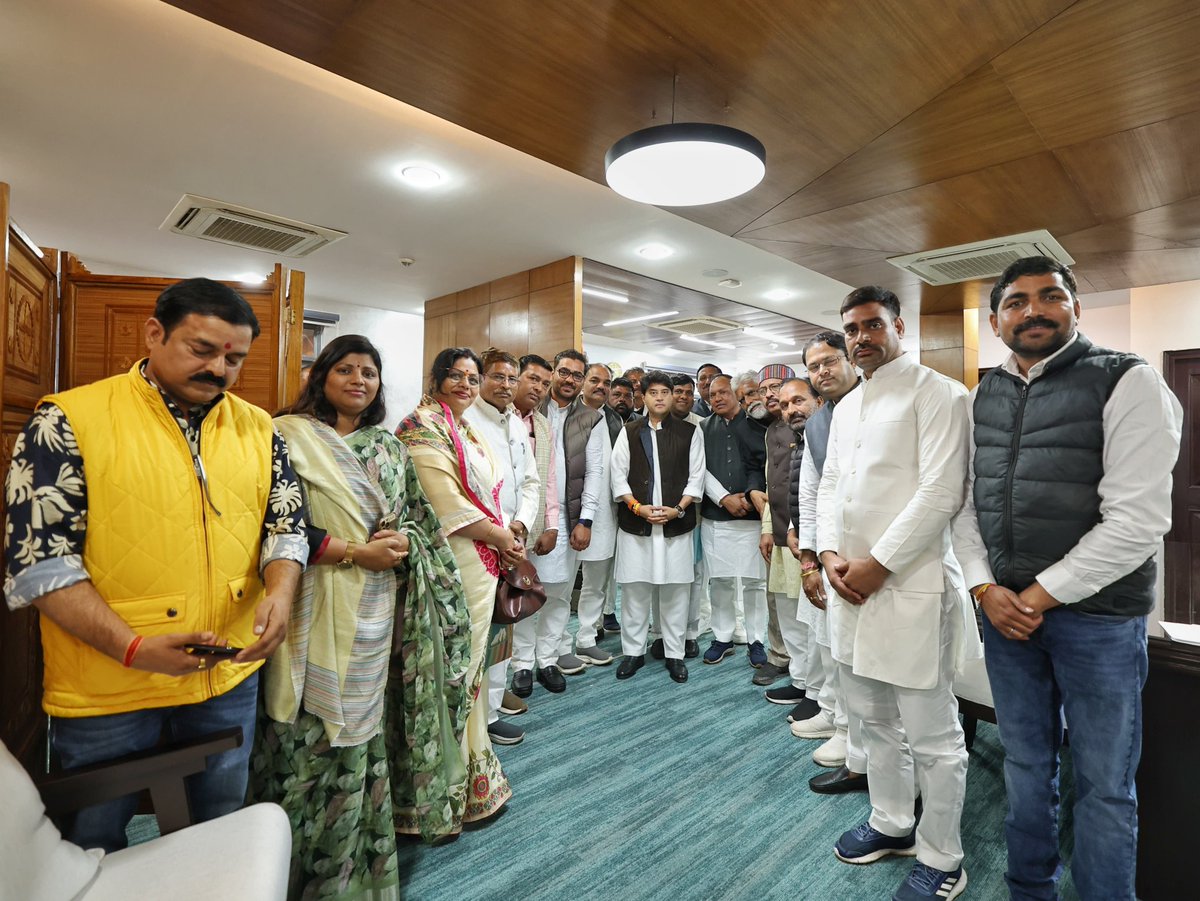 आज केंद्रीय मंत्री श्री <a href="/JM_Scindia/">Jyotiraditya M. Scindia</a> जी से शिवपुरी भाजपा जिलाध्यक्ष श्री जसवंत जाटव और शिवपुरी भाजपा संगठन के नवनियुक्त पदाधिकारियों ने शिष्टाचार भेंट की। 

इस दौरान क्षेत्र में संगठन विस्तार सहित कई विभिन्न मुद्दों पर गहन चर्चा हुई।