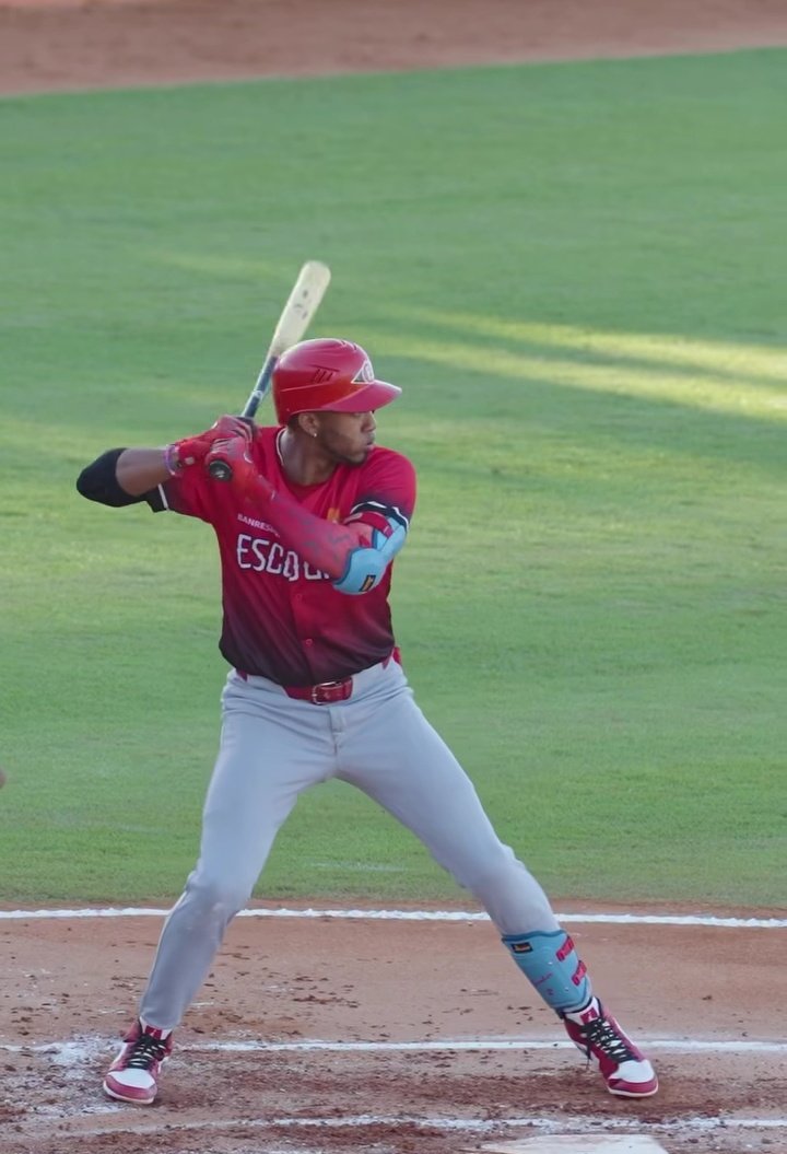 EscobarAle19's tweet image. TITULO DE CAMPEÓN EN RD !!! 🏆🇩🇴

La leyenda Venezolana y Guairista Alcides Escobar se acaba de  coronar campeón de #LIDOM con los Leones del Escogido y suma otro Título de Campeón para su gigante carrera. 🫡🇻🇪

🏆💍🇩🇴  @alcidesescobar2