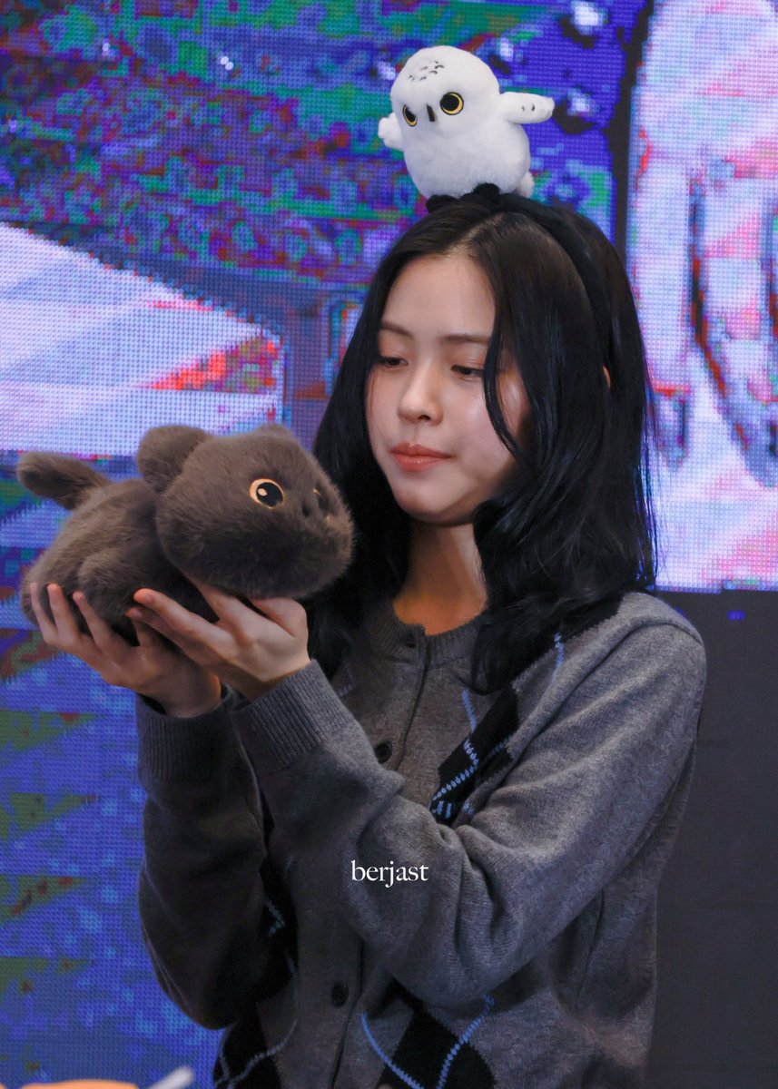 berjast_f's tweet image. 260124 MS

Cat bites cat

#RYUJIN #류진 #ITZY #있지