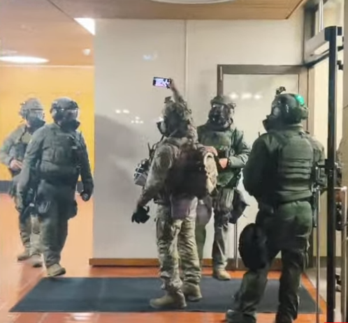 BNC_BREAKING's tweet image. BREAKING: 🚨 Federal agent appears to take a SELFIE while hundreds of angry protesters are outside the windows of the Federal Building in Eugene, Oregon. #breaking #BreakingNews #ICE #Eugene #Oregon