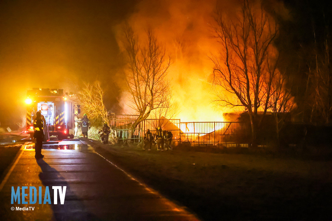 Felle brand in metalen gebouwtje aan de Hofweg in Rotterdam