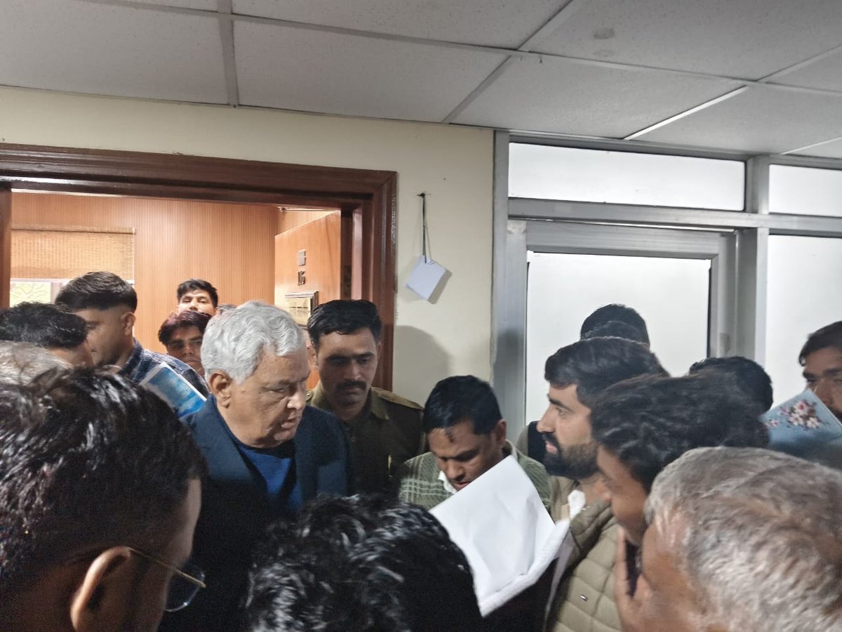 आज कैबिनेट मंत्री डॉ. किरोड़ीलाल जी मीणा (बाबा) से मुलाक़ात कर प्रोबेशन के दौरान कार्मिकों को मिलने वाले अल्प वेतन संबंधी आर्थिक पीड़ा के बारे में विस्तार से अवगत करवाया।*

*बाबा ने इस विषय को ना केवल पूर्ण गंभीरता से सुना अपितु अपने संवेदनशील व्यक्तित्व का परिचय देते हुए उक्त